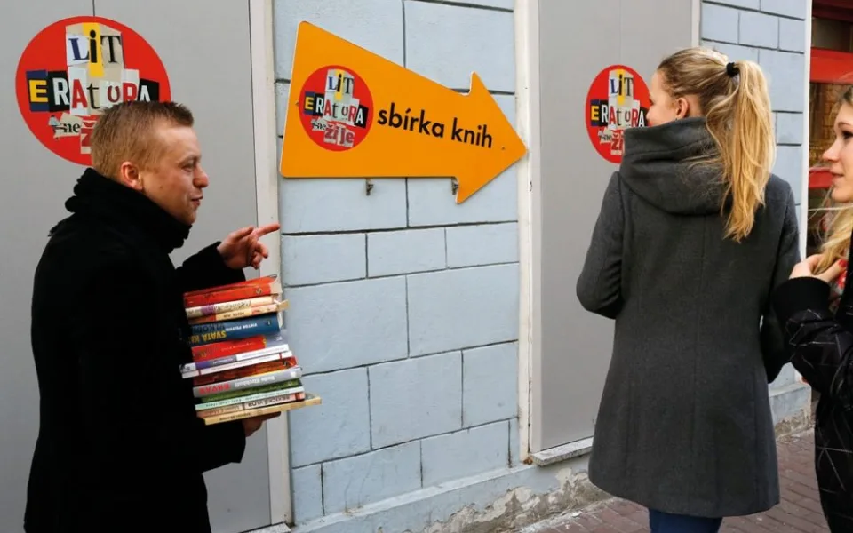 Sběr knih pro festival Literatura(ne)žije
