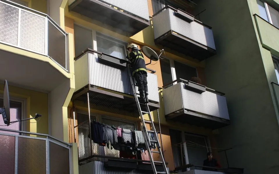 Hasiči se museli do bytu dostat přes balkonové dveře
