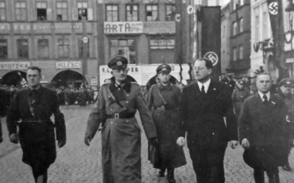 Generál Weichs s Hansem Westenem po pravici a Friedrichem Davidem po levici na českobudějovickém náměstí 18. března 1939