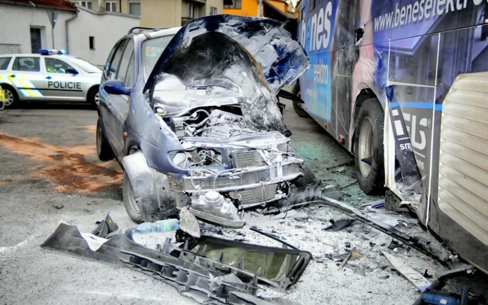 Renault Scénic po nárazu do autobusu v Dobré Vodě
