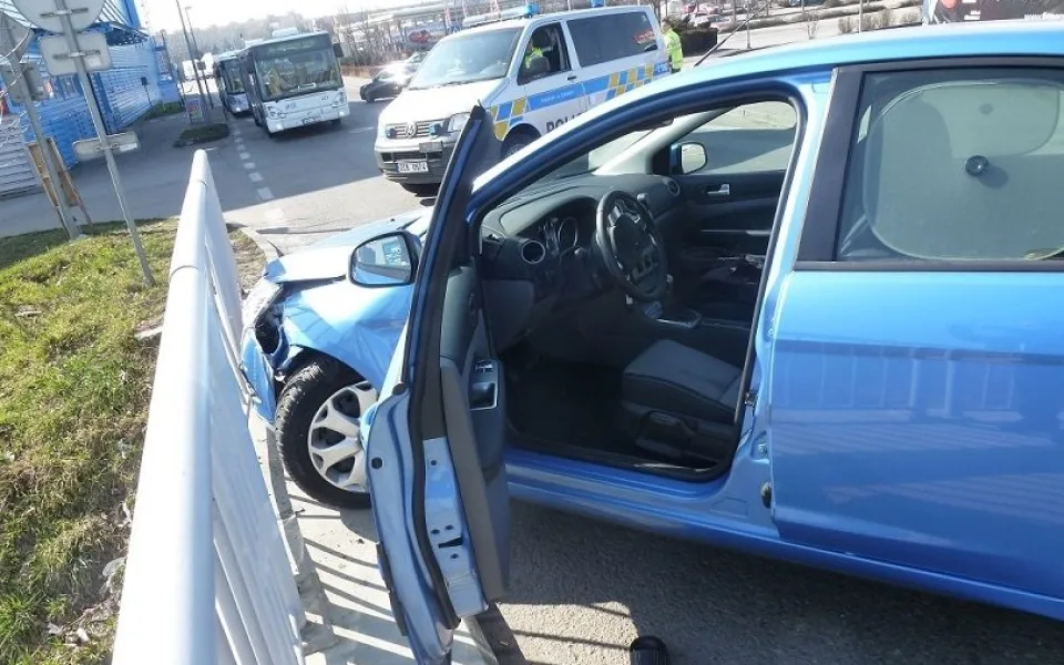 Řidiče Fordu Focus postihla za jízdy srdeční slabost