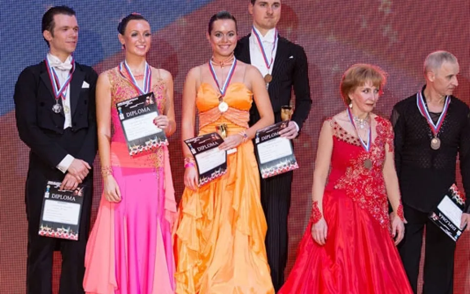 Radka Karvánková a Tomáš Ondrášek (na nejvyšším stupínku) přivezli z Ruska osm medailí