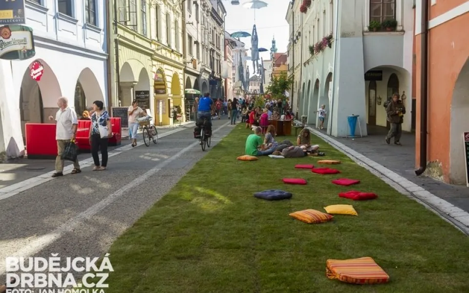 V Krajinské ulici si opět budete moci užít živého trávníku
