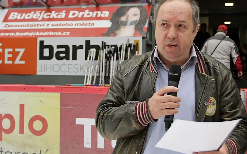 Legendární útočník Milan Nový pozval budějcké fanoušky na exhibici již při duelu play-out mezi Motorem a Kadaní.jpg