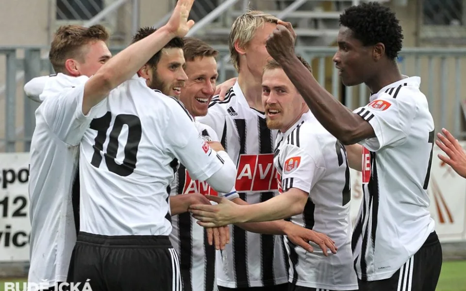 Společná radost hráčů Dynama, uprostřed dva střelci Petr Benát a David Brunclík