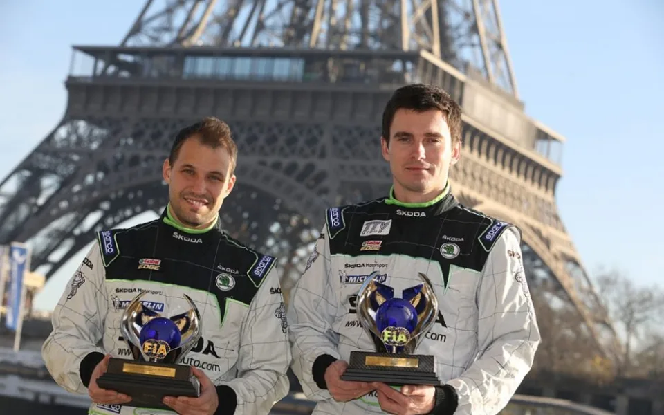 Jan Kopecký a Pavel Dresler (zprava) s trofejemi za titul mistrů Evropy 2013 pod Eifellovou věží v Paříži
