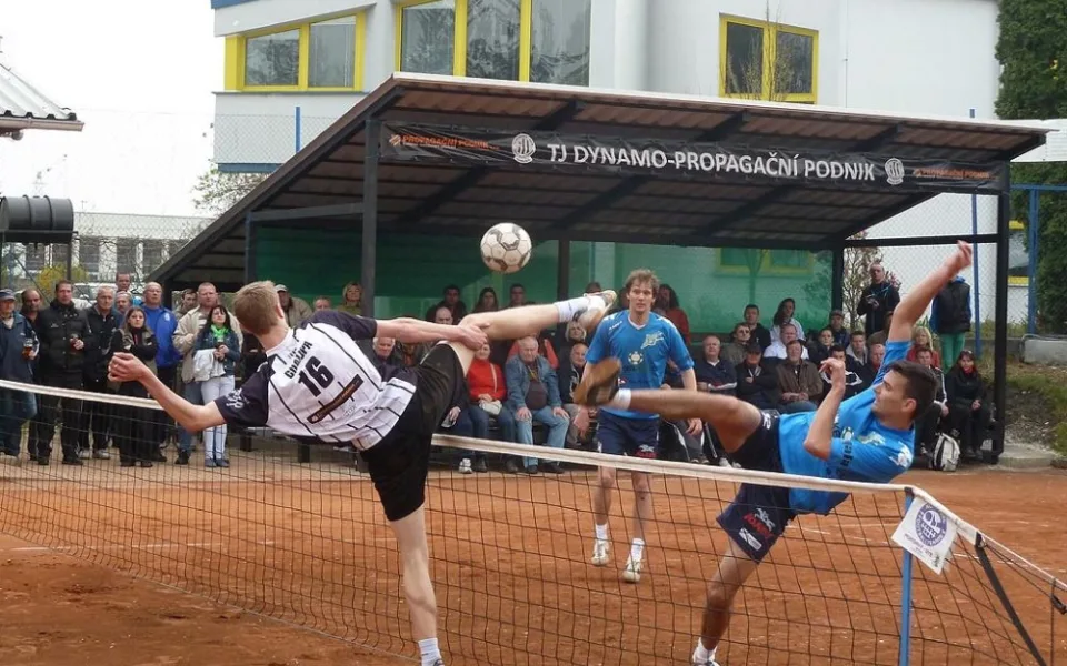 Spilka v souboji s domácím Chalupou (vlevo)