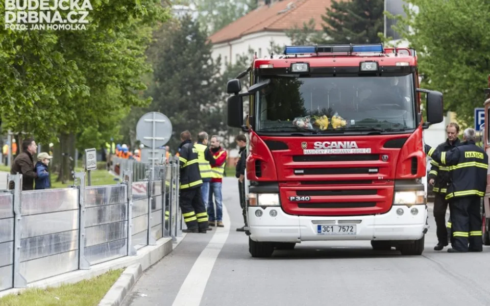Cvičná stavba protipovodňové stěny na Jiráskově nábřeží