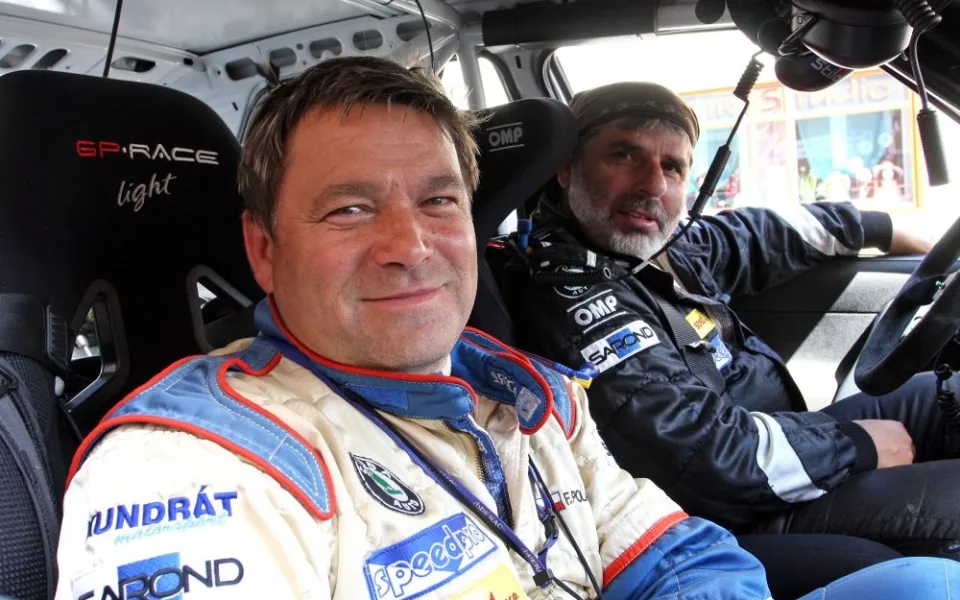 Zkušený spolujezdec František Poláček (v popředí) absolvuje svou již šestnáctou Rallye Český Krumlov, pošesté pak bude navigovat Vlastimila Hodaně. Foto Pavel Kacerovský