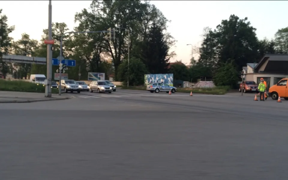 Policie - uzavírka - nehoda u Tesca