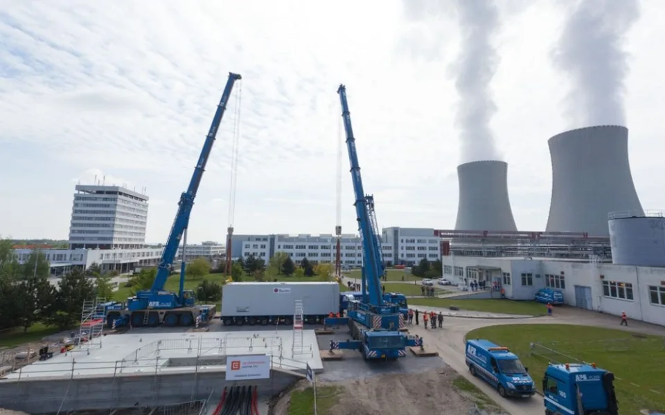 Kontejner s dieselgenerátorem vážil 130 tun a na seizmicky odolnou desku ho usazovaly dva jeřáby