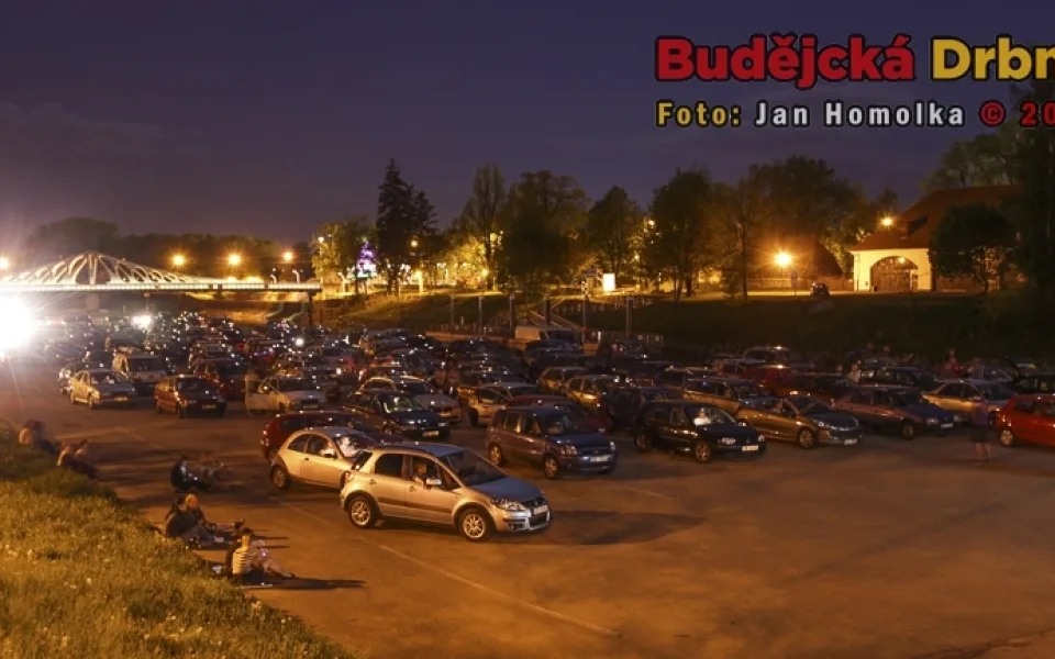Autokino na náplavce pod Dlouhým mostem