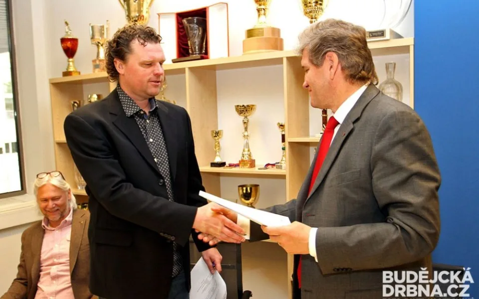 Prezident ČEZ Motoru Roman Turek a ředitel Budějovického Budvaru Jiří Boček se dohodli na čtyřleté spolupráci