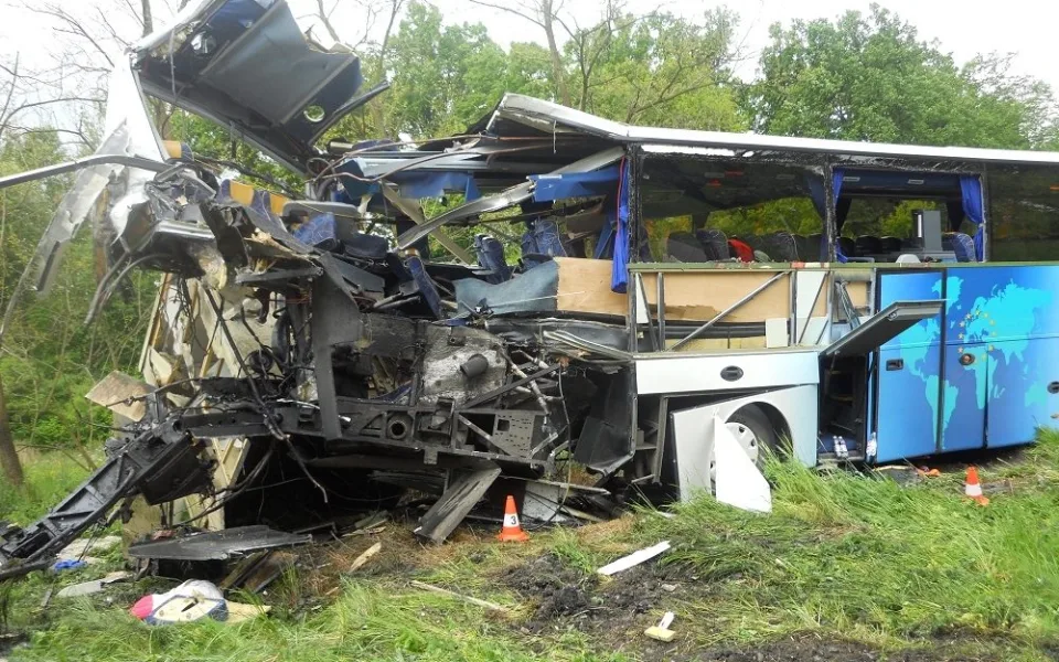 Srážka autobusu a osobního vlaku u Hluboké