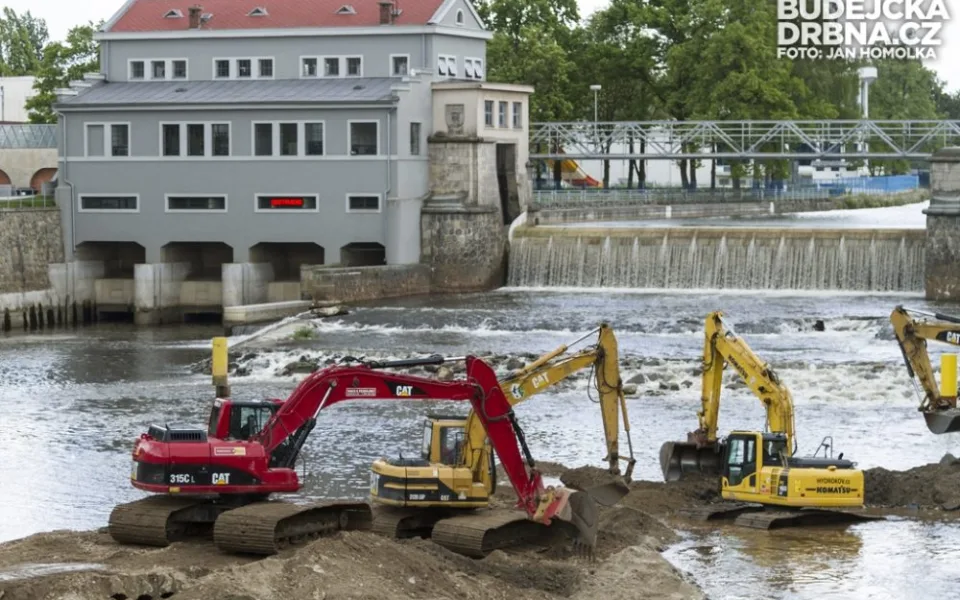 Čištění zaneseného obratiště lodí u Jiráskova jezu