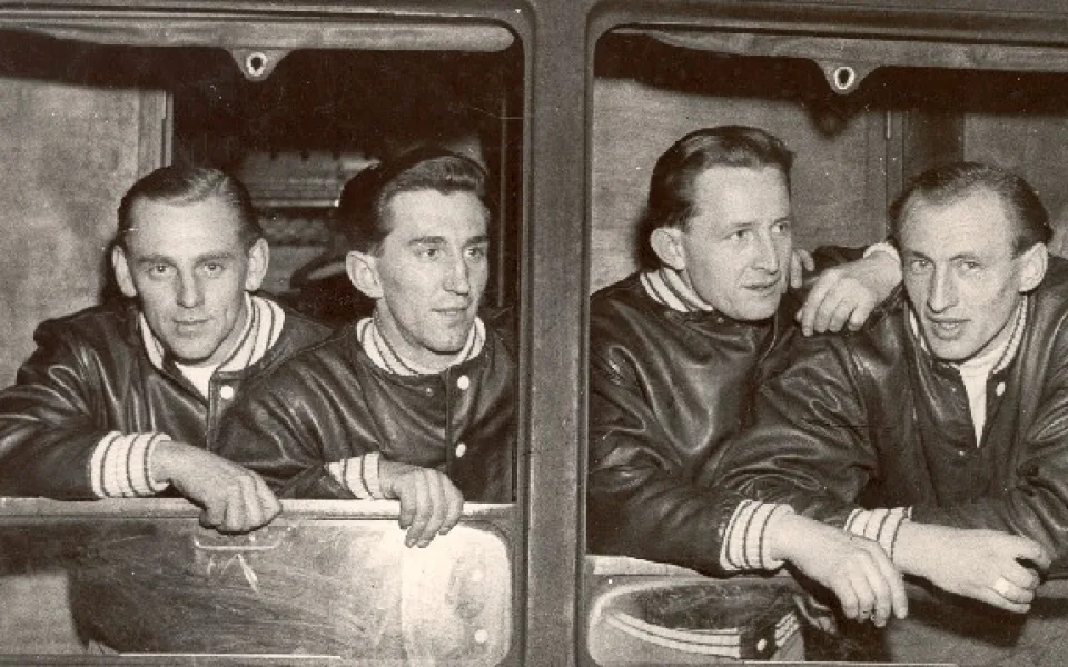 Budějcká zlatá čtyřka se vrací železničním expresem z mistrovství světa ve Stockholmu 1949. Zleva Čeněk Pícha, František Vacovský, František Mizera a Jiří Macelis