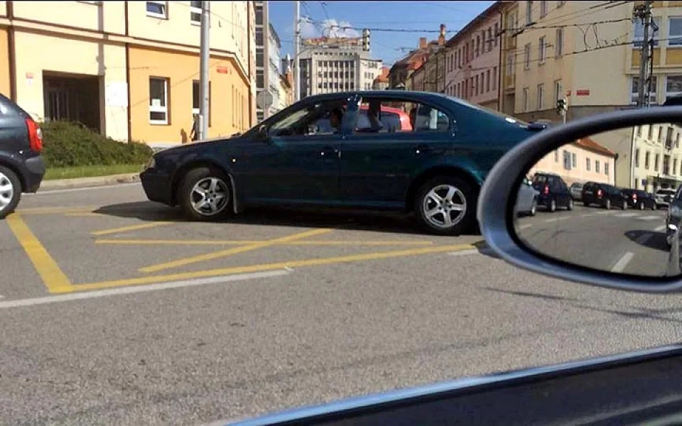 Žluté kříže na Senovážném náměstí