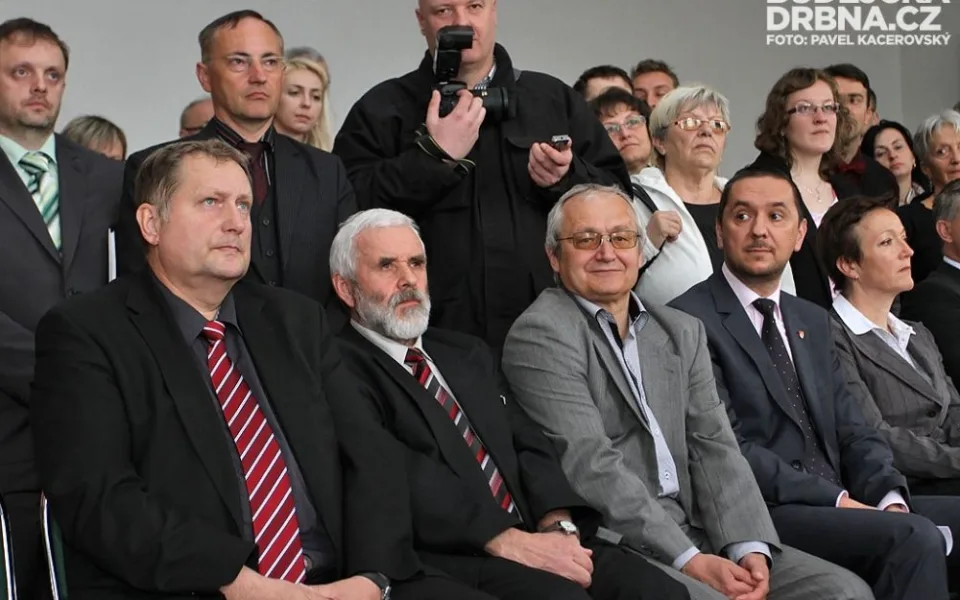 Nový ředitel Jihočeského muzea František Štangl (zcela vlevo), vedle něj sedí jeho předchůdce Pavel Šafr