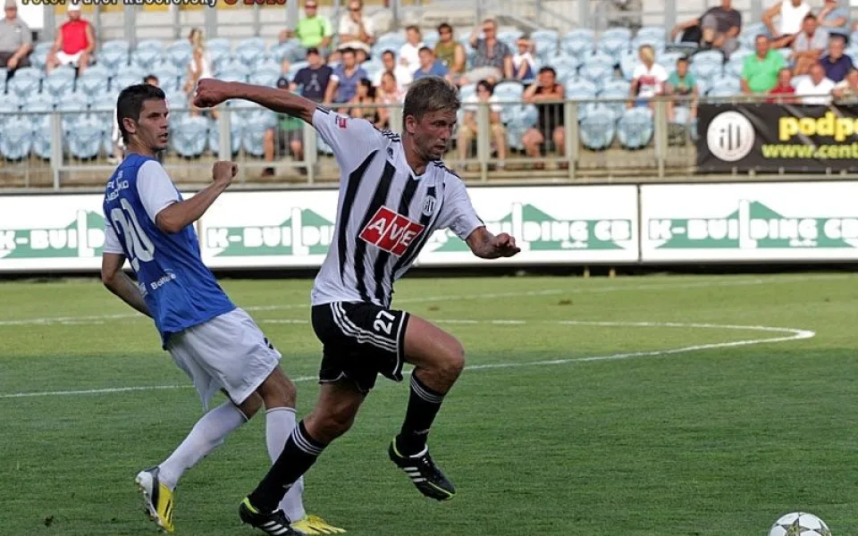 Domácí duel s Táborskem Dynamo v 1. kole FNL zvládlo a vyhrálo 2:0. Na snímku Kalod uniká Javorkovi