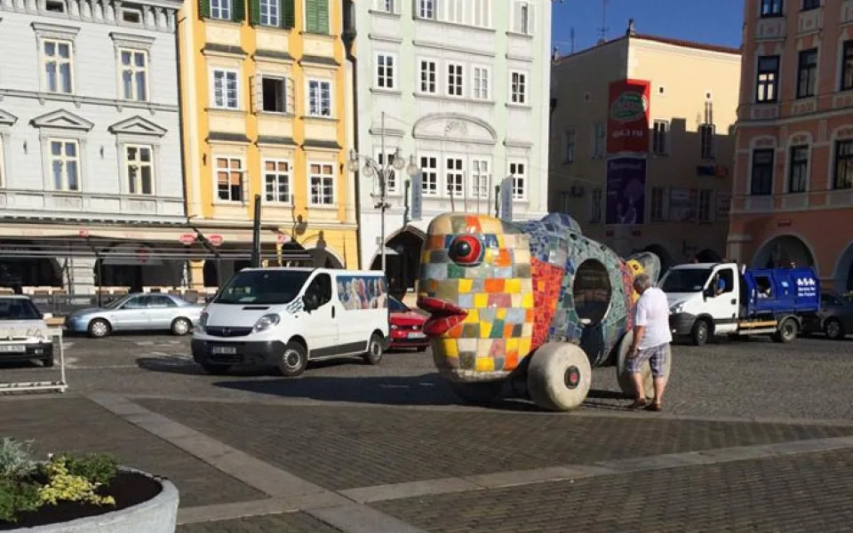 Umělci v těchto dnech umělci instalují do městas monumentální sochy. Na snímku Velká hračka v podobě ryby
