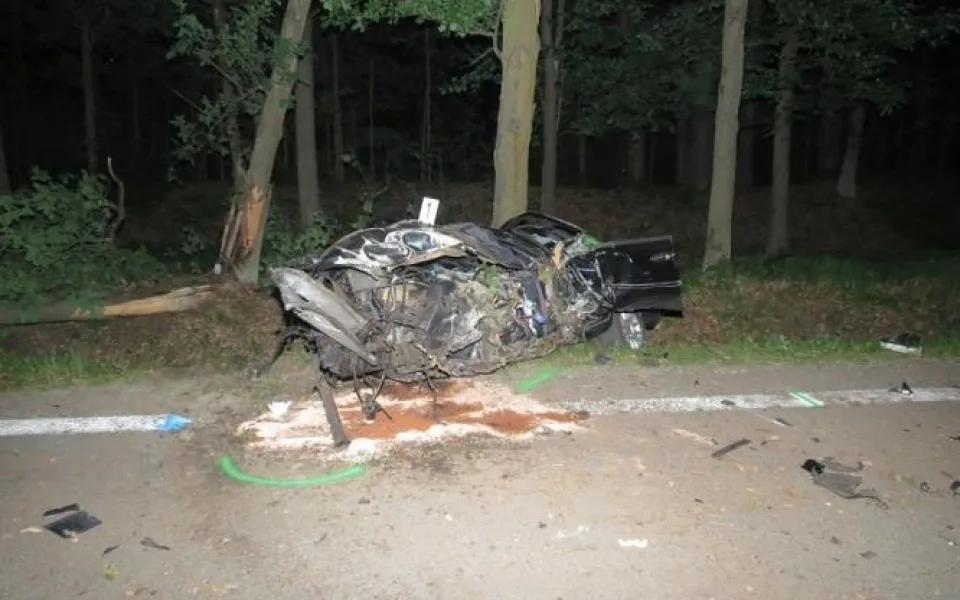 Zdemolovaný ford po nárazu do stromu u Majdaleny