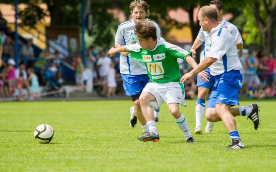 Momentka z loňského ročníku. Na snímku Jiří Mádl před Jaromírem Bosákem