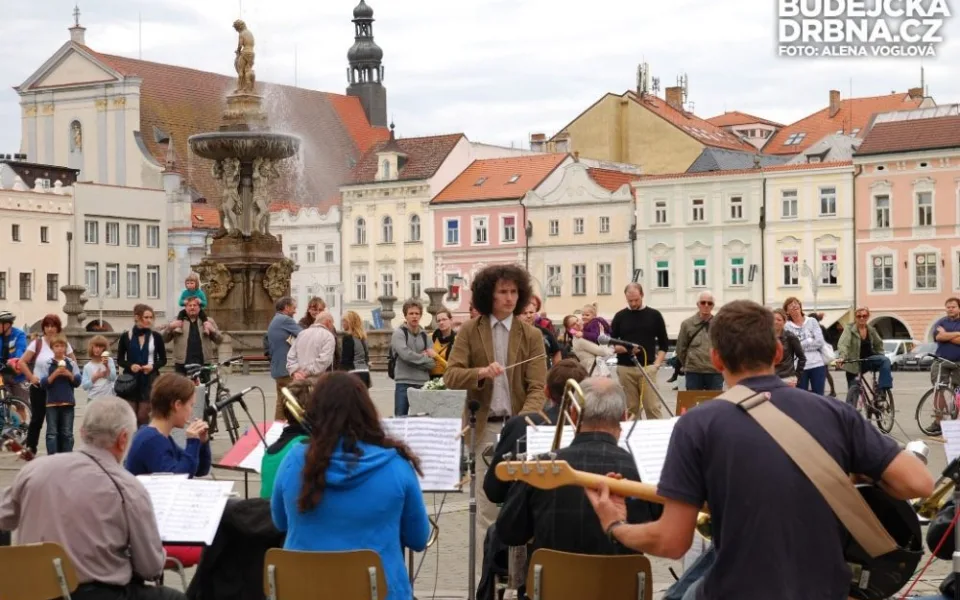 Na náměstí hráli Big Band Symphonic