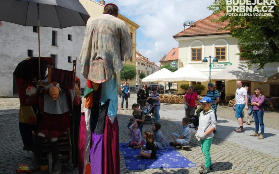 Ještě než začalo pršet, hrálo se na Piaristickém náměstí divadlo
