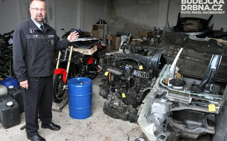 Policejní mluvčí Jiží Matzner ve skladu s ukradenými věcmi