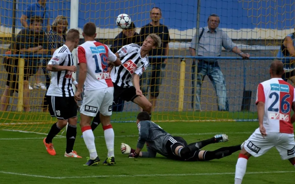 Zápas Dynama proti Slavii Praha sledovalo v písku přes 2500 diváků