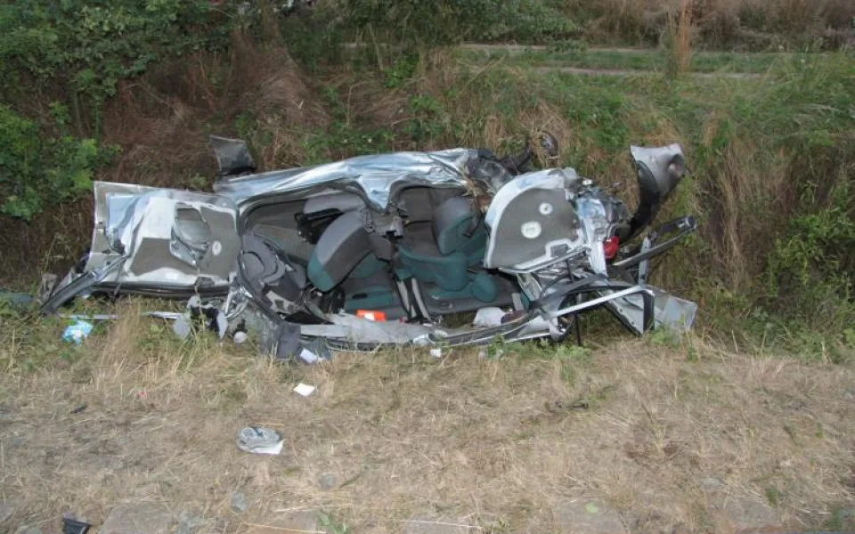 Peugeot 206 po střetu s rychlíkem