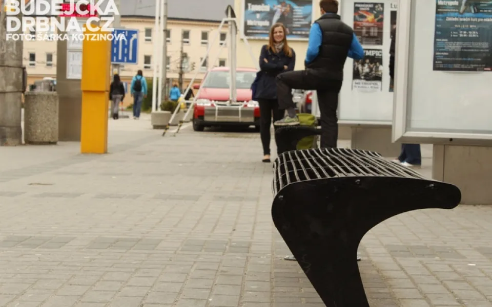 Lavička před Domem kultury Metropol