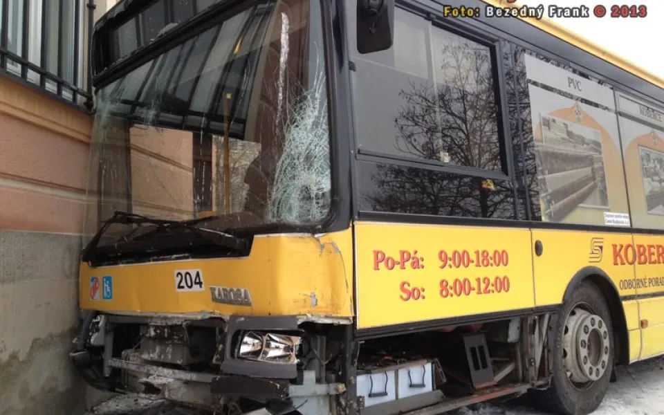 Autobus MHD linky číslo 6 narazil do hlavní pošty