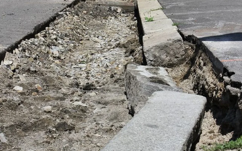 Ve středu začala na Pražské třídě obnova povrchu