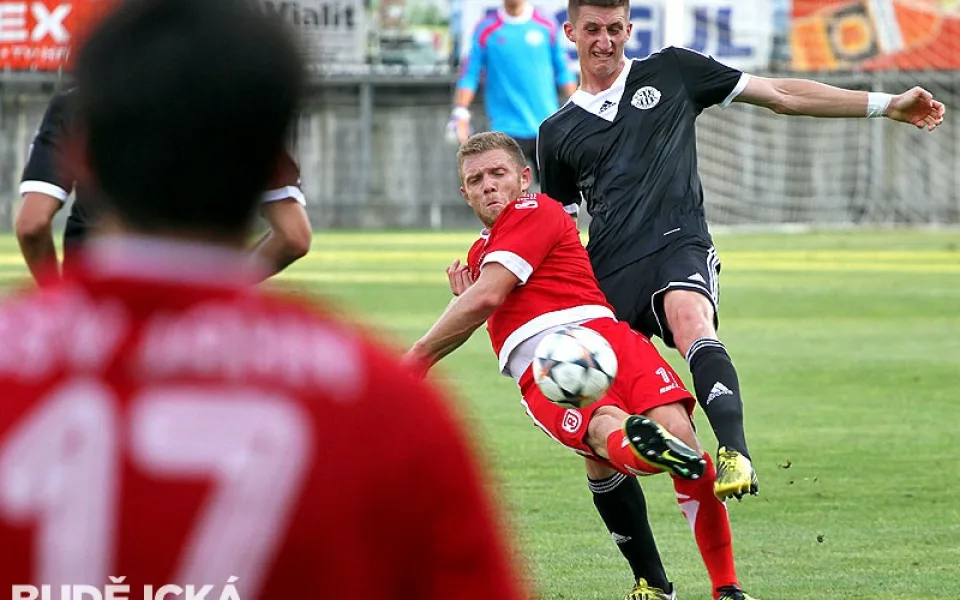 Nováček v dresu Dynama, Slovák Matej Podstavek (na snímku vpravo), při přípravném zápase s německých Regensburgem
