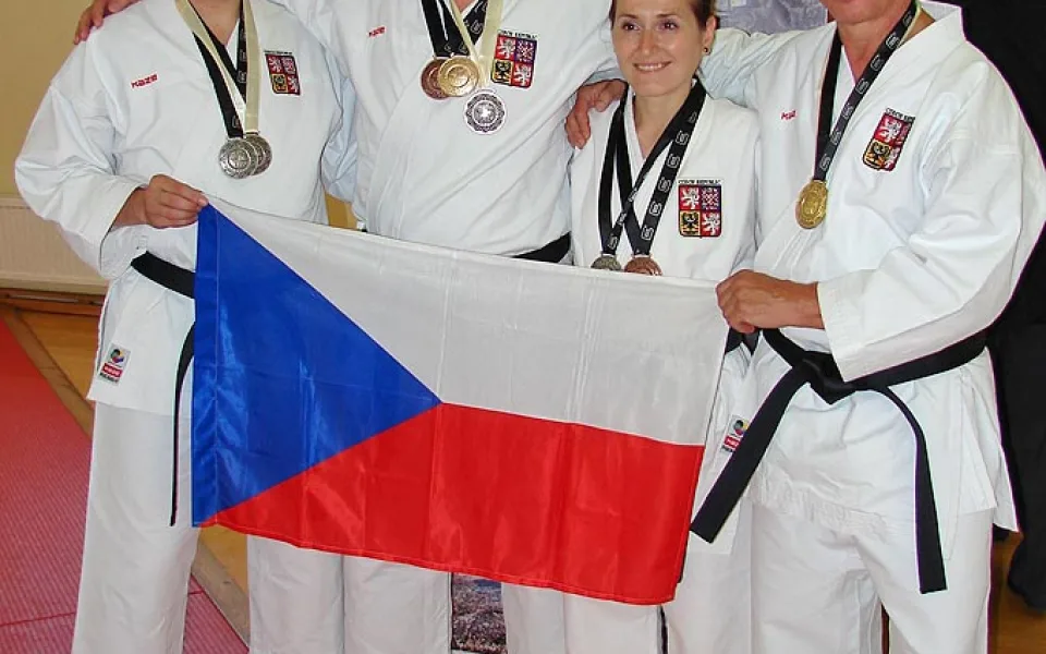 Český reprezentační policejní tým na EPFG 2014 v Bruselu vybojoval osm medailí v karate. Zleva Martin Sláma, Martin Hermann, Monika Vojtová a Jiří Faktor