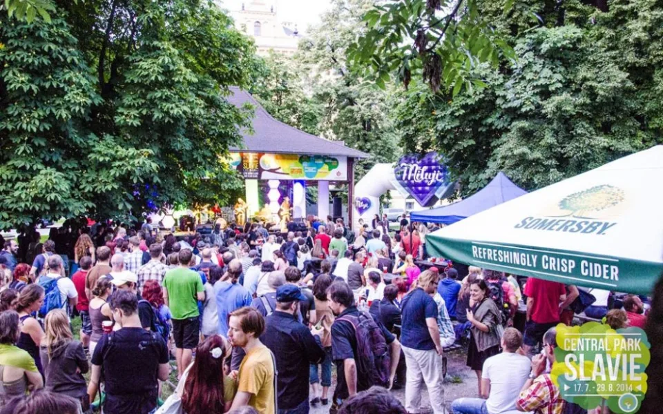 Ve čtvrtek ke Slavii dorazilo asi sedm stovek posluchačů