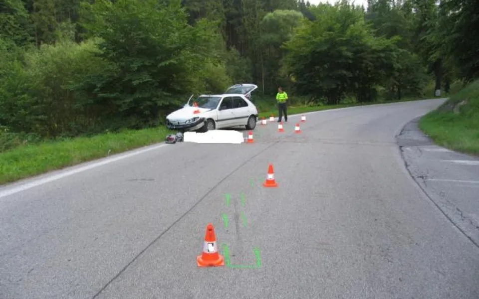 Smrtelná srážka skútru s Peugeotem 306 u Českého Krumlova