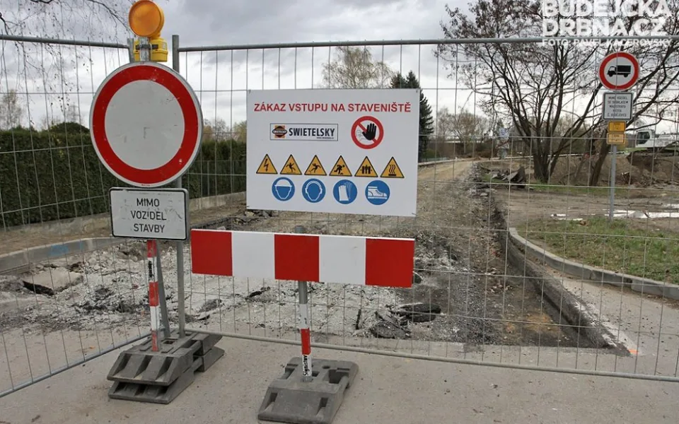 Ulice Jana Masaryka byla od loňského podzimu uzavřena (na snímku). Nyní už tudy ale můžou auta jezdit