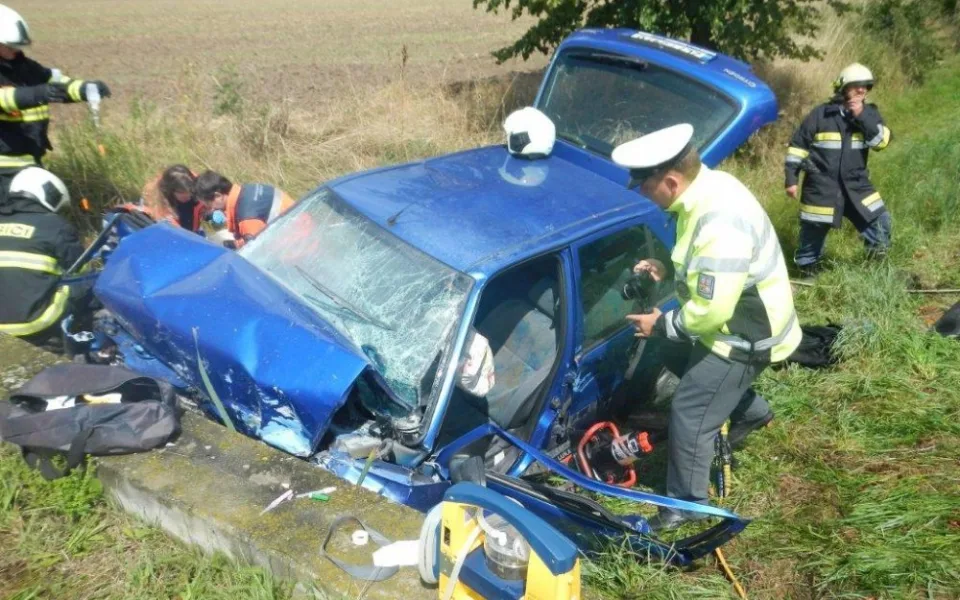 Citroën Saxo narazil u Neplachova do betonového můstku