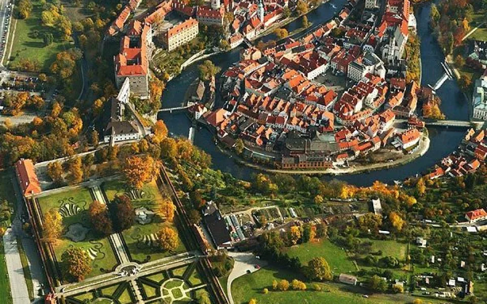 Otáčivé hlediště v Českém Krumlově (na snímku vlevo dole)
