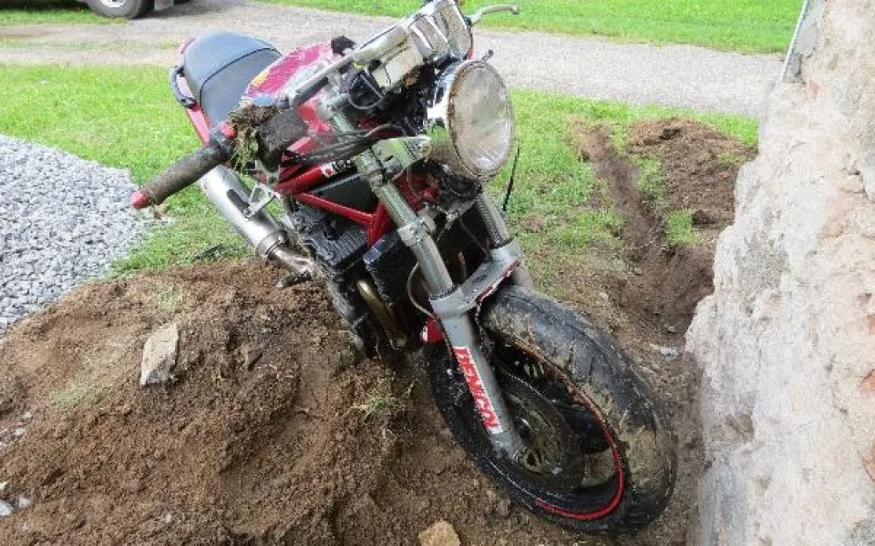 Havarovaný motocykl u Hněvkova
