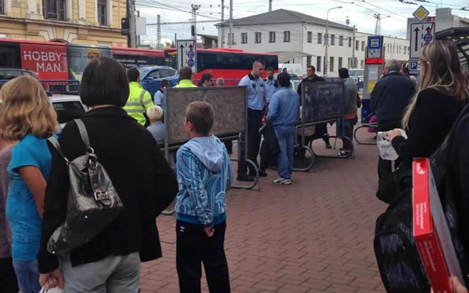 Zásah čtyř policejních hlídek v Nádražní ulici