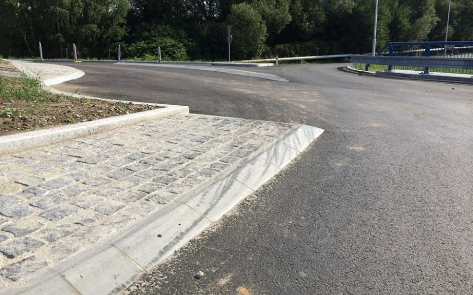 Turbokřižovatka u hřbitova v Mladém