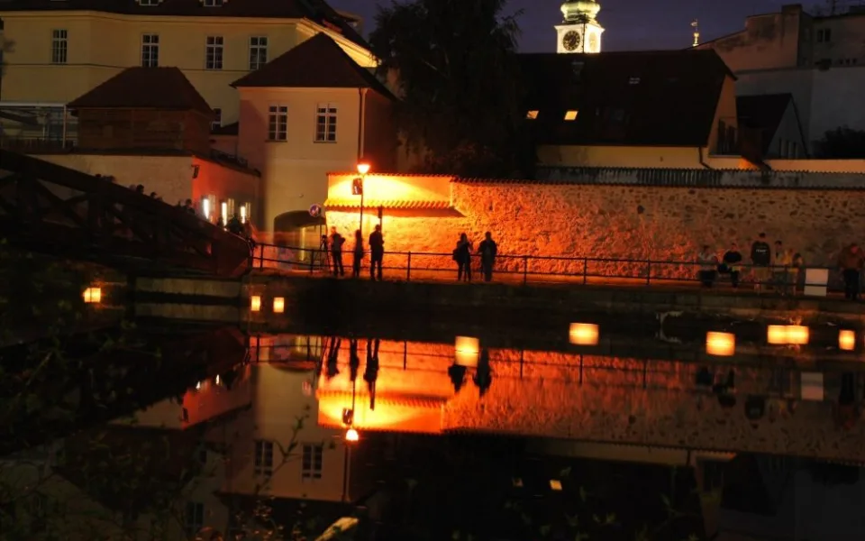 Po slepém rameni řeky Malše pluly lampiony štěstí