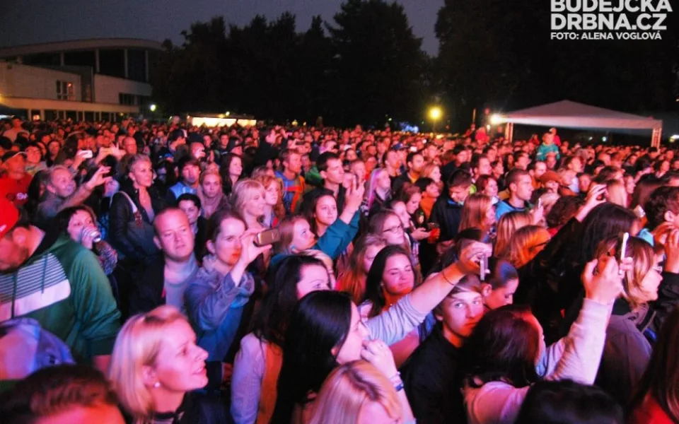 Hodně lidí si natáčí své oblíbené kapely do mobilů