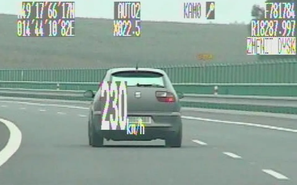 Seat Leon jel rychlostní 230 kilometrů za hodinu