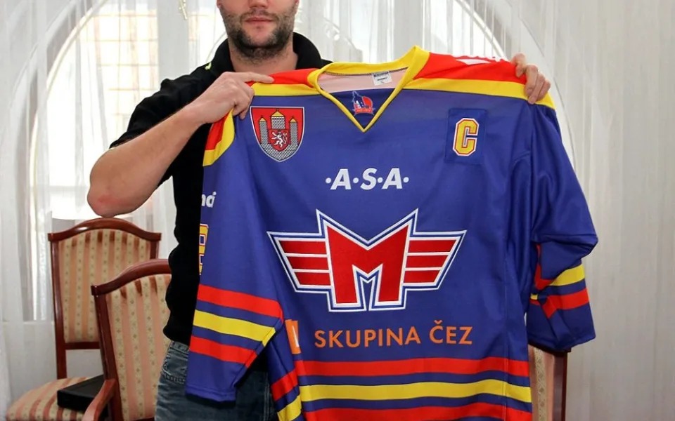 Kapitán Josef Straka s novým dresem. Logo Motoru je na něm vyšité