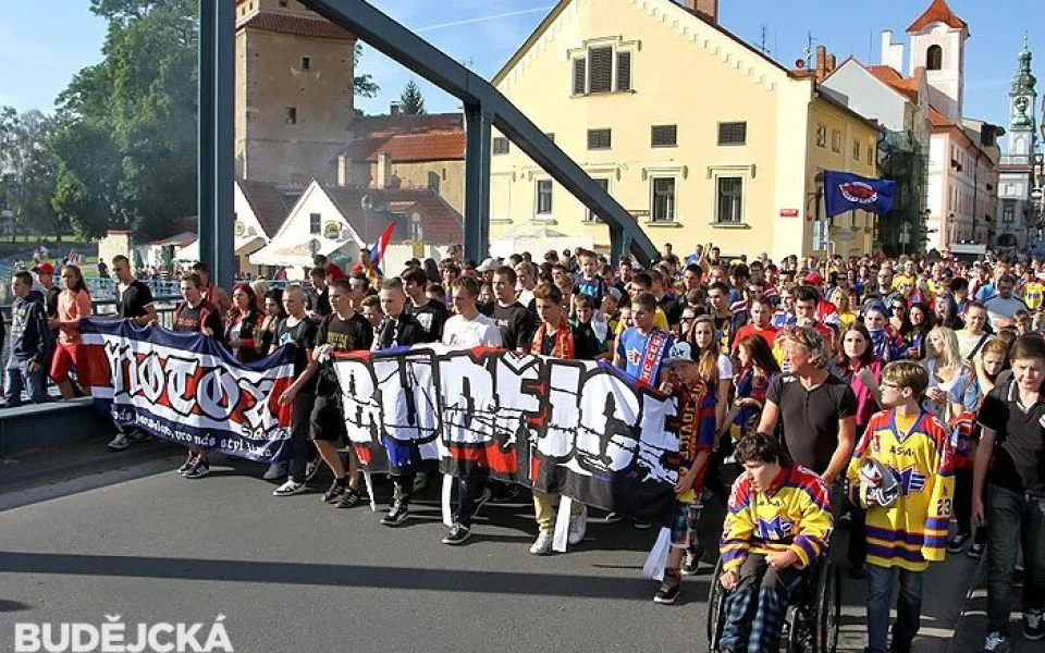Pochod fanoušků Motoru před začátkem sezony
