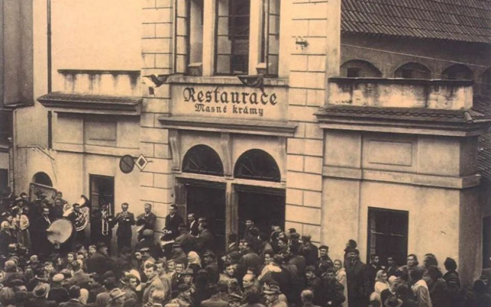 Otevření restaurace 1. října 1954